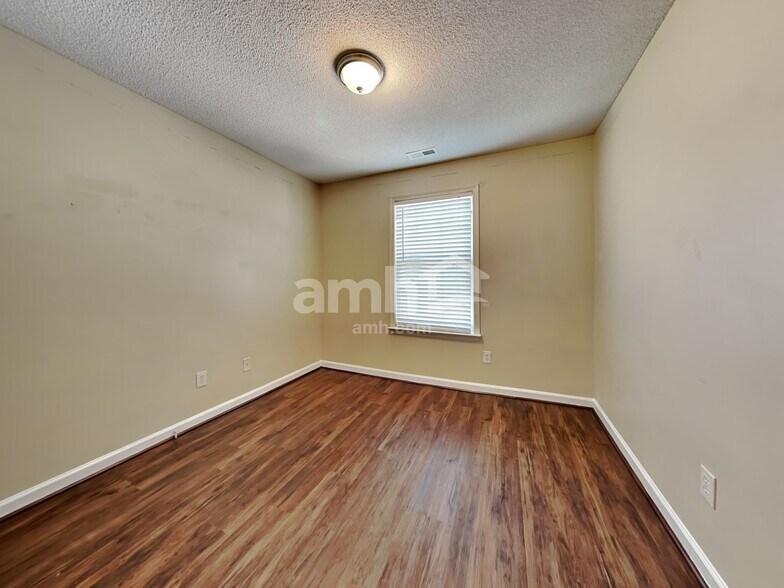 Building Photo - 209 Kindlewood Dr