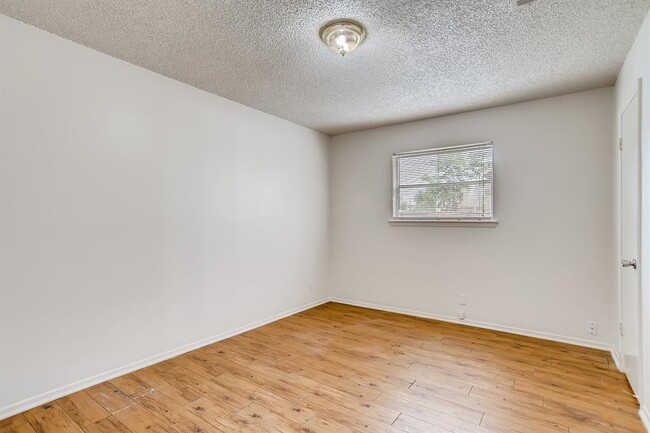 Building Photo - 818 Sahara Ave