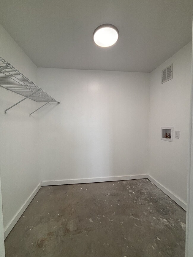 Building Photo - "Charming 2-Bed Gem in Lynn Haven - Cozy 7...