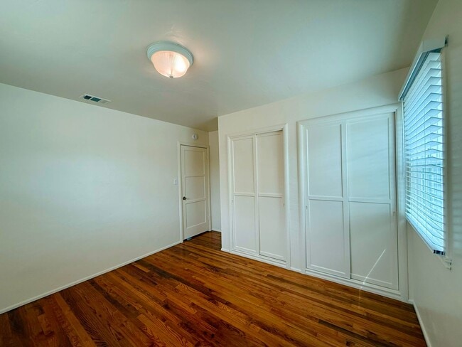 Building Photo - Classic Crown Point Beach Home – Charming Coastal Living Just Minutes from the Bay