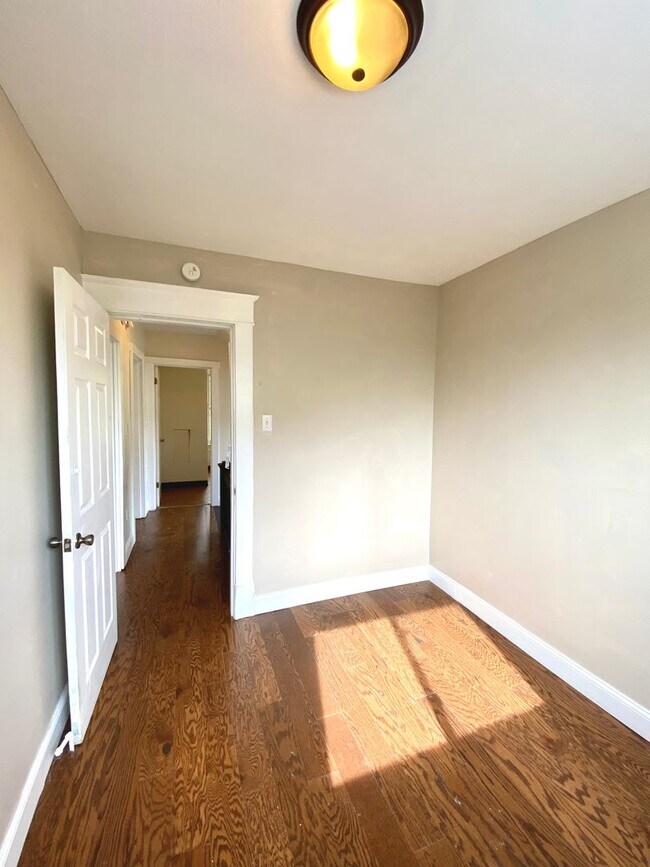 Building Photo - Spacious 4 Bed/1 Bath Home in Beechview-Convenient to Downtown! Available 7/5