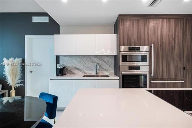 Building Photo - 851 NE 1st Ave