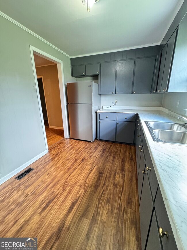Building Photo - 201 Meadowdale Dr