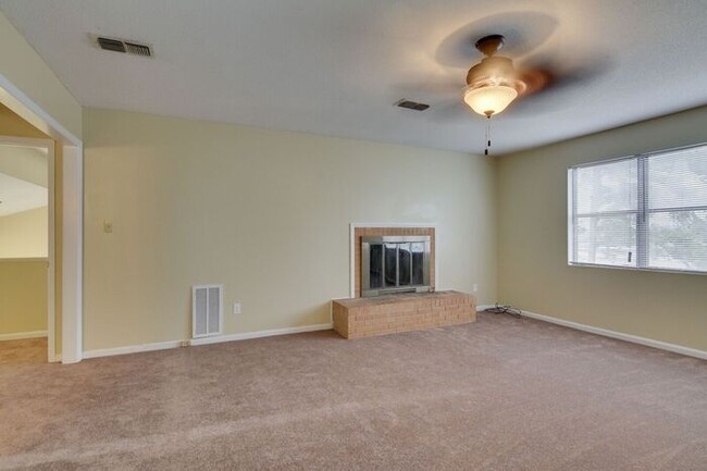 Building Photo - Spacious Three Bedroom in Goshen Lake