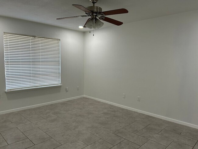 Building Photo - 1709 Vicksburg Dr