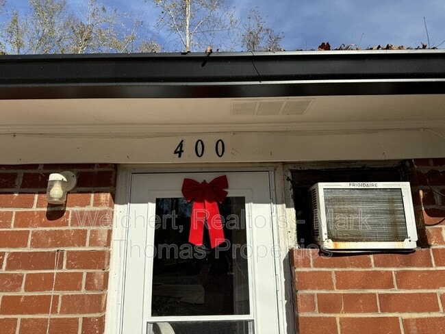 Building Photo - 400 School St