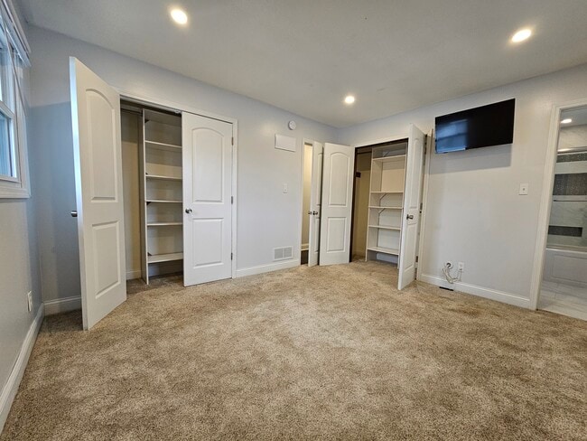 Building Photo - 9536 Elmwood Dr