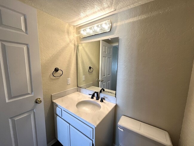 Building Photo - Spacious End Unit Home with 2 Master Suite...