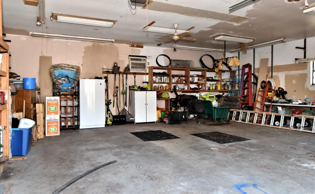 Building Photo - 2117 E Blackford Ave