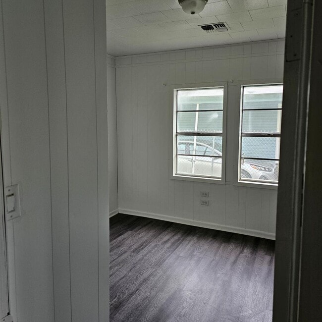 Building Photo - 611 Willow St