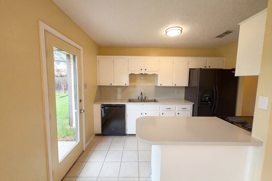 Building Photo - 908 Hackberry St