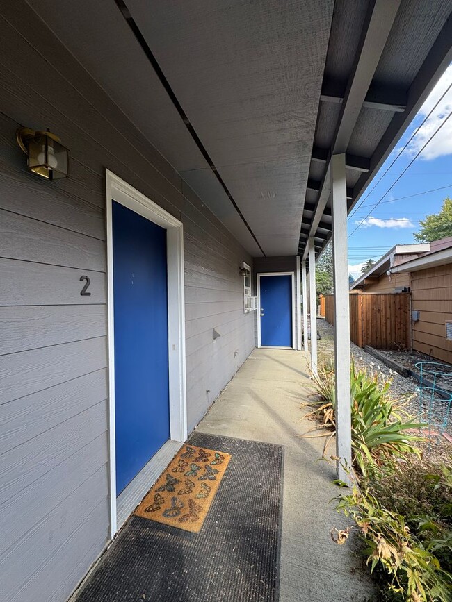 Building Photo - 404 Ruby St