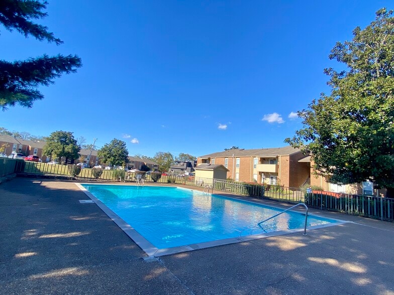 Building Photo - 515 Basswood Ave