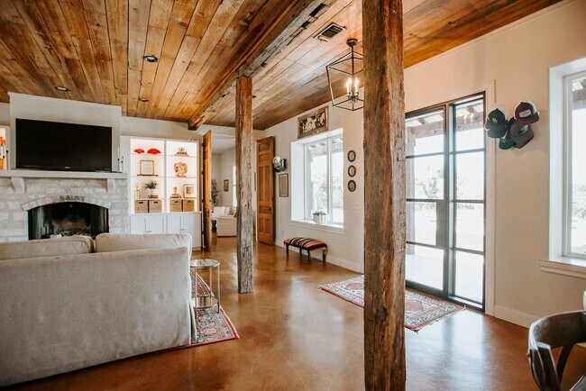 Building Photo - 2300 W Fitzhugh Rd