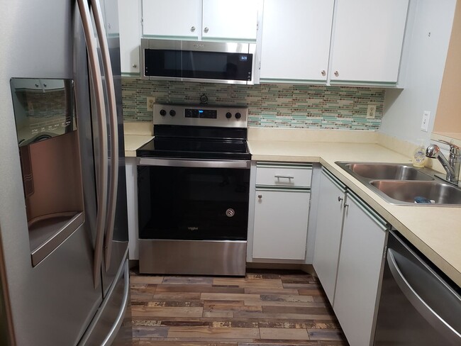 Building Photo - Oaks IV  Condominium-First Floor for Annual Rent