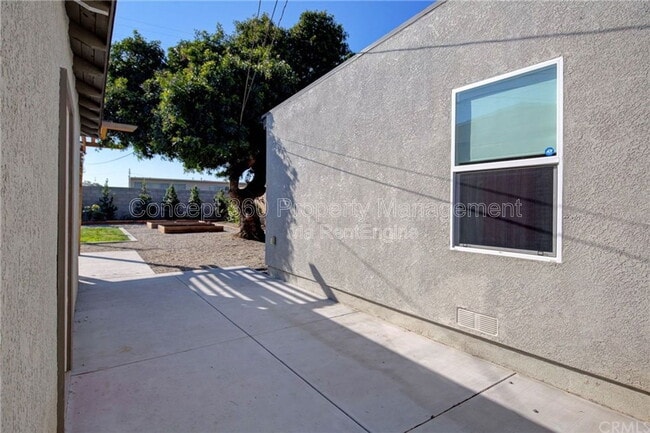 Building Photo - 1032 E Silva St