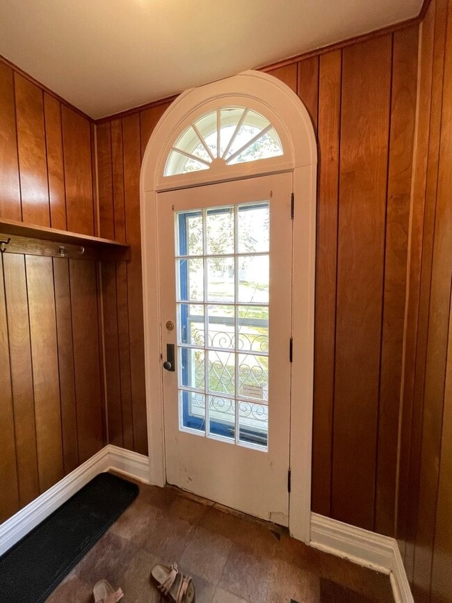 Building Photo - Available August 3rd!- Traditional Woodland 3 Bed 1 Bath w/ Deck & Garage