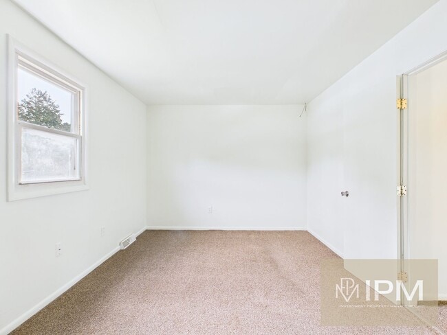 Building Photo - Available Now! Cozy 3 Bedroom, 1 Bath Town...