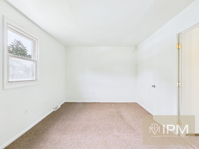 Building Photo - Cozy 3 Bedroom, 1 Bath Townhome in York Ha...