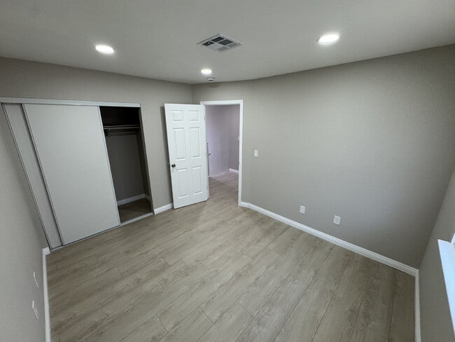 Building Photo - Beautifully Remodeled 2-Story Unit!