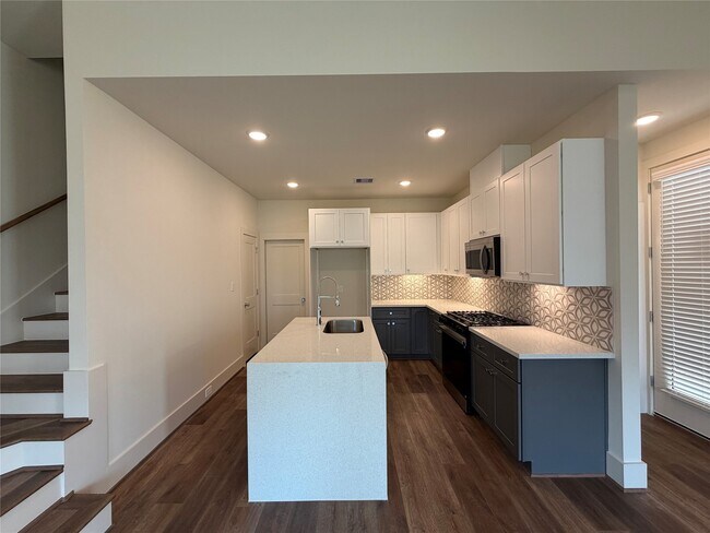 Building Photo - 879 Rachel St