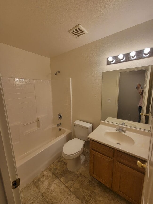 Building Photo - 3 Bedroom Home in Bullhead City