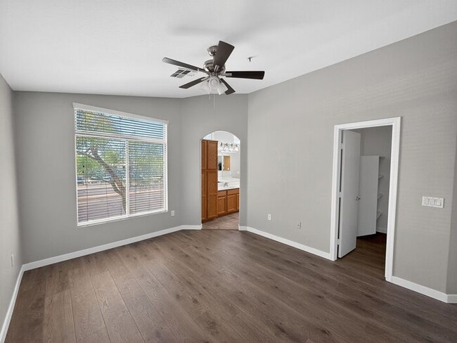 Building Photo - 4Bedroom/2.5Bath Townhome Ready for You!!