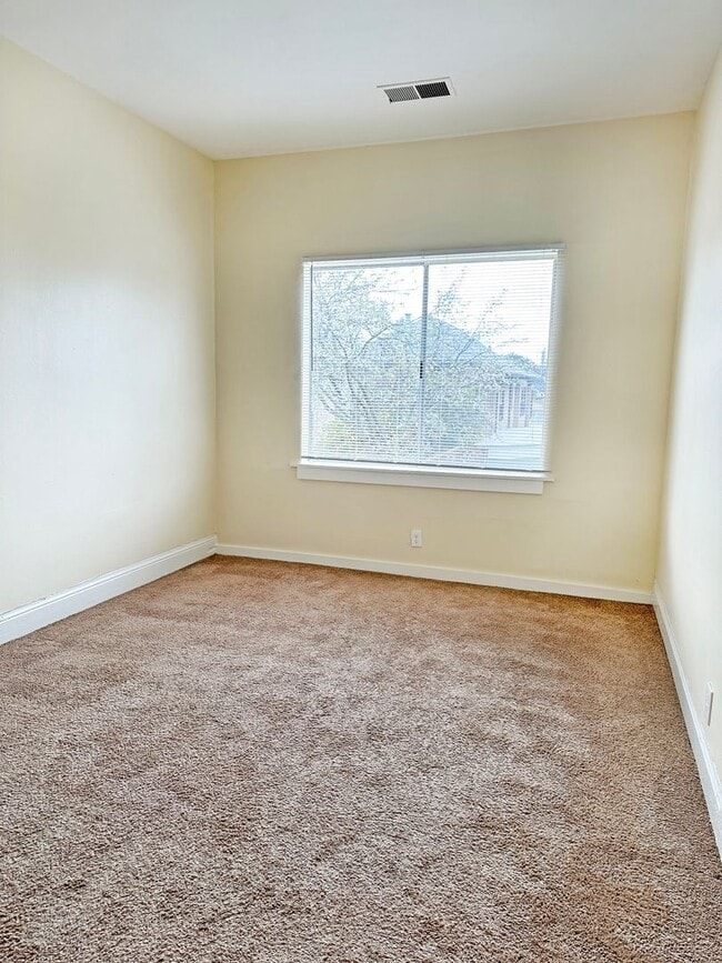 Building Photo - 5bed/2bath Single Family Home!