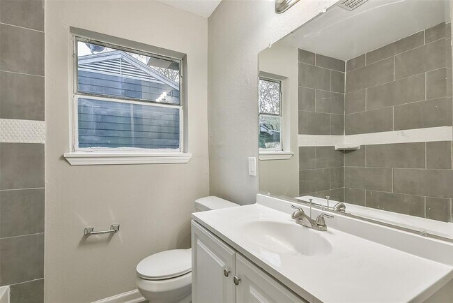 Building Photo - 500 Farrer St