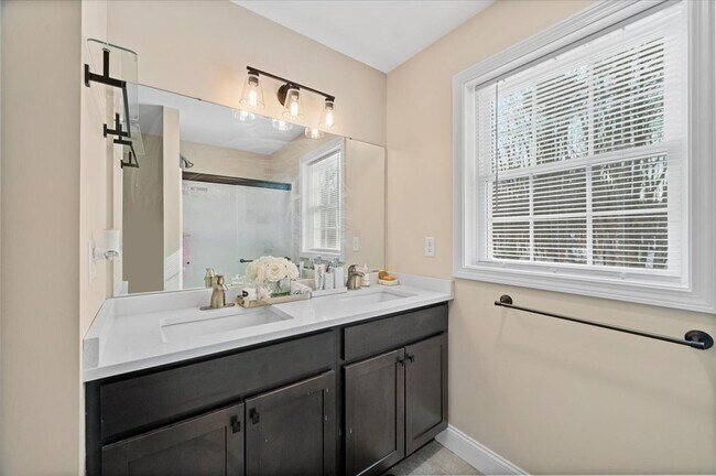 Building Photo - Ashburnham Home