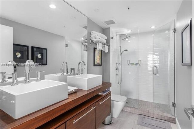 Building Photo - 335 S Biscayne Blvd