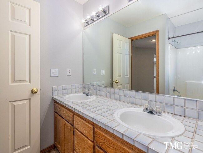 Building Photo - Grand 5+ Bedroom Home in Desirable Garden Home- Raleigh Hills Location with 2800 Sq Ft!