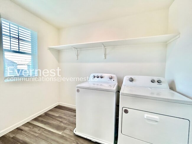 Building Photo - 5 Bed/3 Bath Home with Fenced Yard & Garage / Pet-Friendly / Available Now!