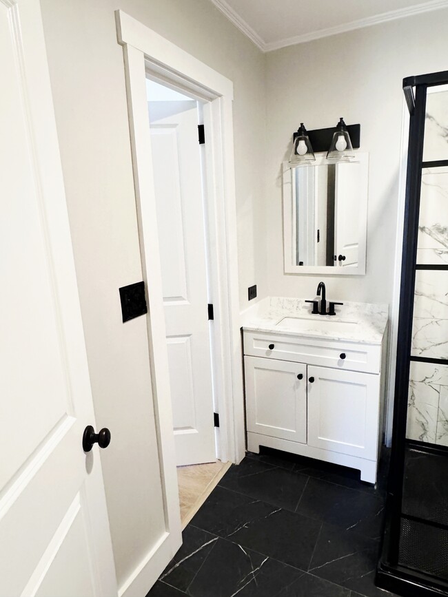 Building Photo - 1880 E Broad St