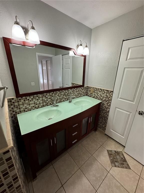 Building Photo - 5906 Birchwood Dr