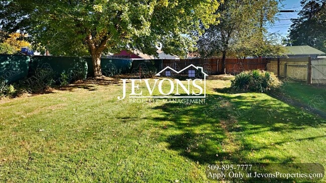 Building Photo - Coming soon - Spacious 3-Bedroom Home in Yakima with Fenced Yard & Driveway Parking