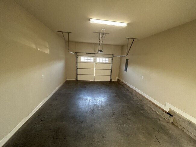 Building Photo - 3-BEDROOM, 2.5-BATH TOWNHOUSE AVAILABLE IN COOPER SQUARE