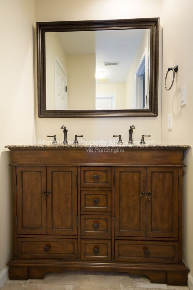 Building Photo - 208 Pointe Crest Ct