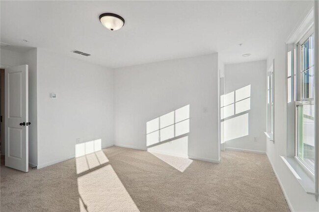 Building Photo - 727 Carmes Dr