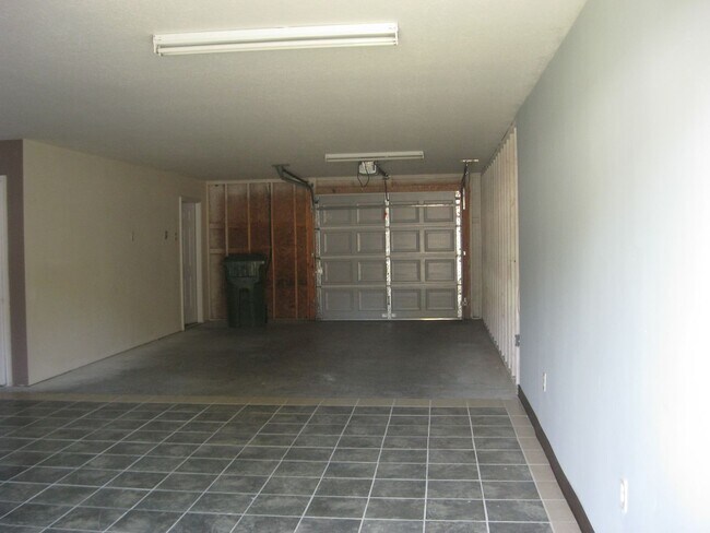 Building Photo - 323 Laurel Oak Ln