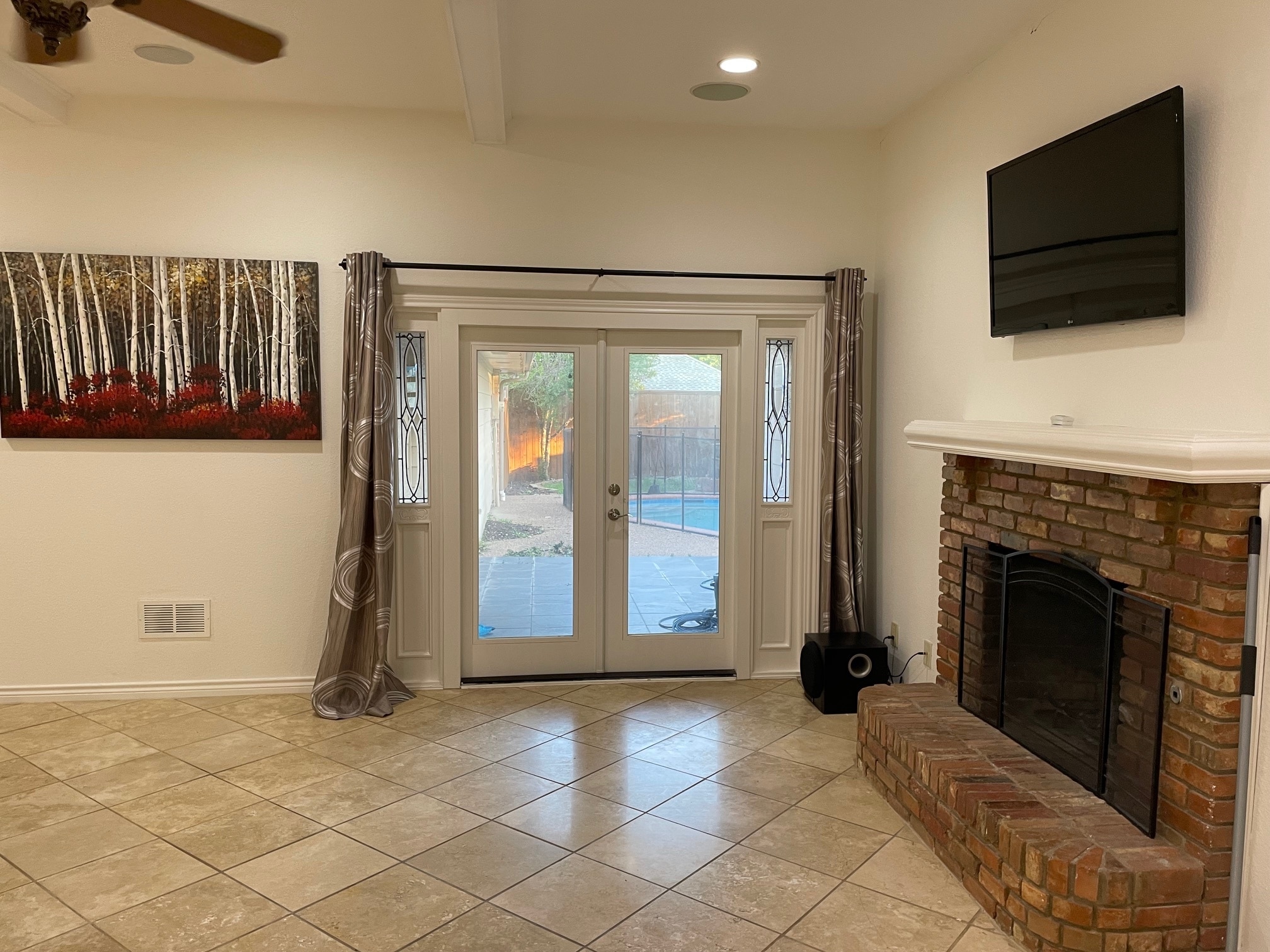 Building Photo - 737 Robin Ln