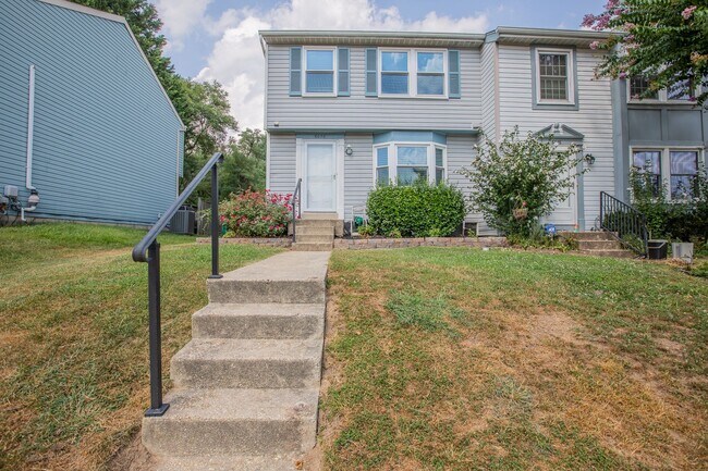 Building Photo - Stunning 3 BR/3 BA EOG Townhome in Columbia!
