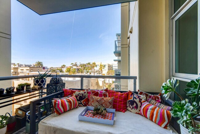 Building Photo - Gorgeous Condo Located on Cortez Hill in Downtown!