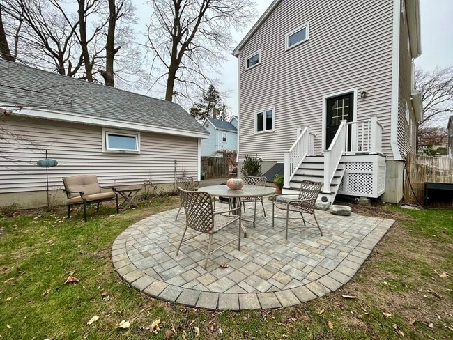 Building Photo - 9 Sherman St