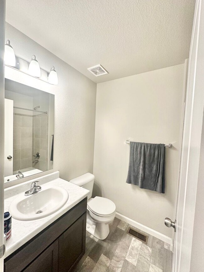 Building Photo - Beautiful townhome on Birmingham for rent!