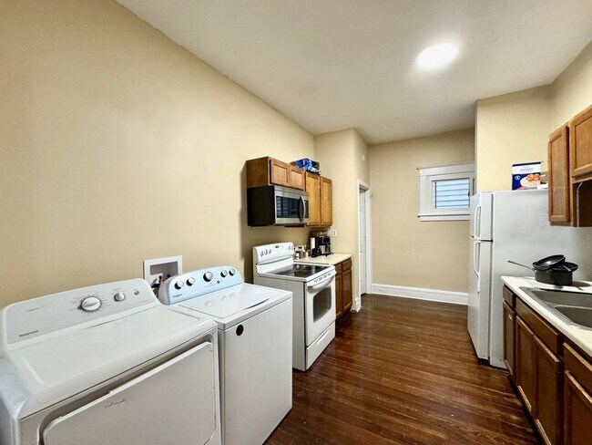 Building Photo - 4 Bed/2 bath UC Rental On Victor + Parking Only $695/person ($2780/mo)!