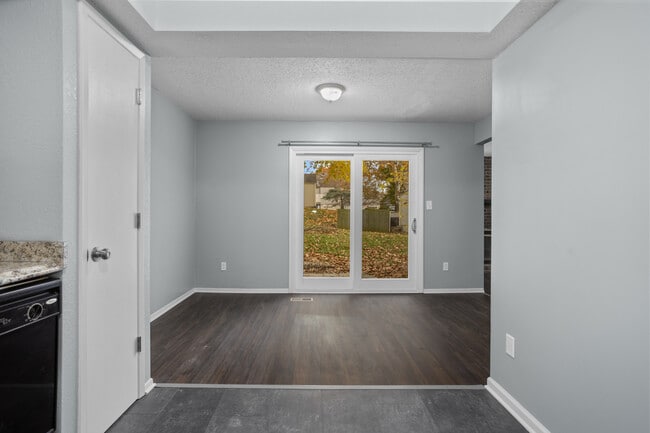 Building Photo - 642 NW Valleybrook Rd