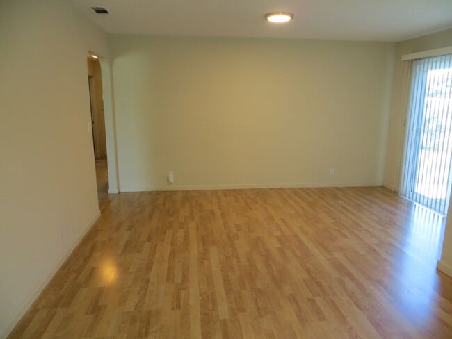Building Photo - Fantastic Central Dublin Location!