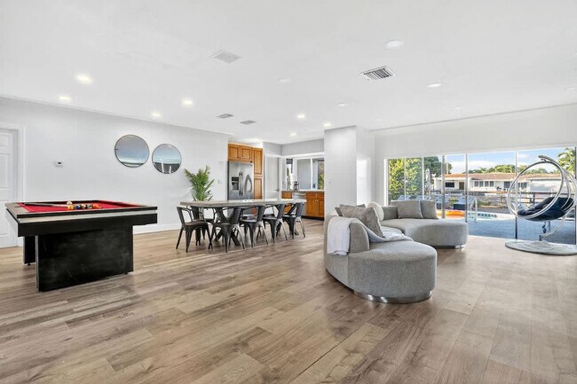 Building Photo - 2365 NE 195th St