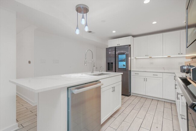 Building Photo - 2203 W Giddings St
